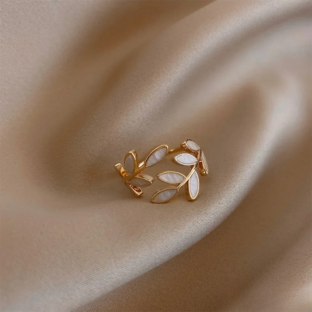 Anillo ajustable con hoja de ópalo blanco